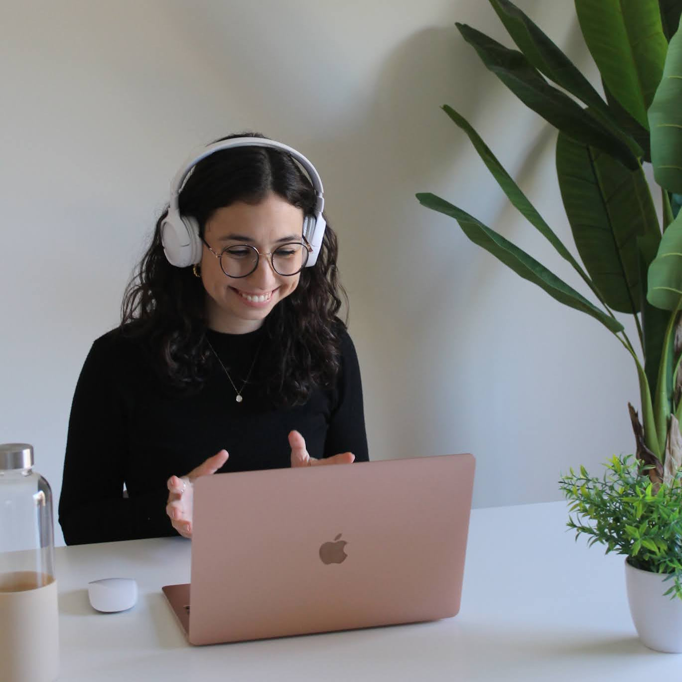 Sessão de Preparação para a 1ª Entrevista
Prepara-te para brilhar na tua primeira entrevista!
Esta sessão personalizada inclui:
• Explicação da estrutura habitual de uma entrevista.
• Preparação para perguntas frequentes feitas por entrevistadores(as).
• Orientação prática sobre postura, qualidades a destacar, o que dizer e evitar dizer.
• O que vestir para causar a melhor impressão.
• Simulação realista da tua entrevista, com feedback personalizado.
