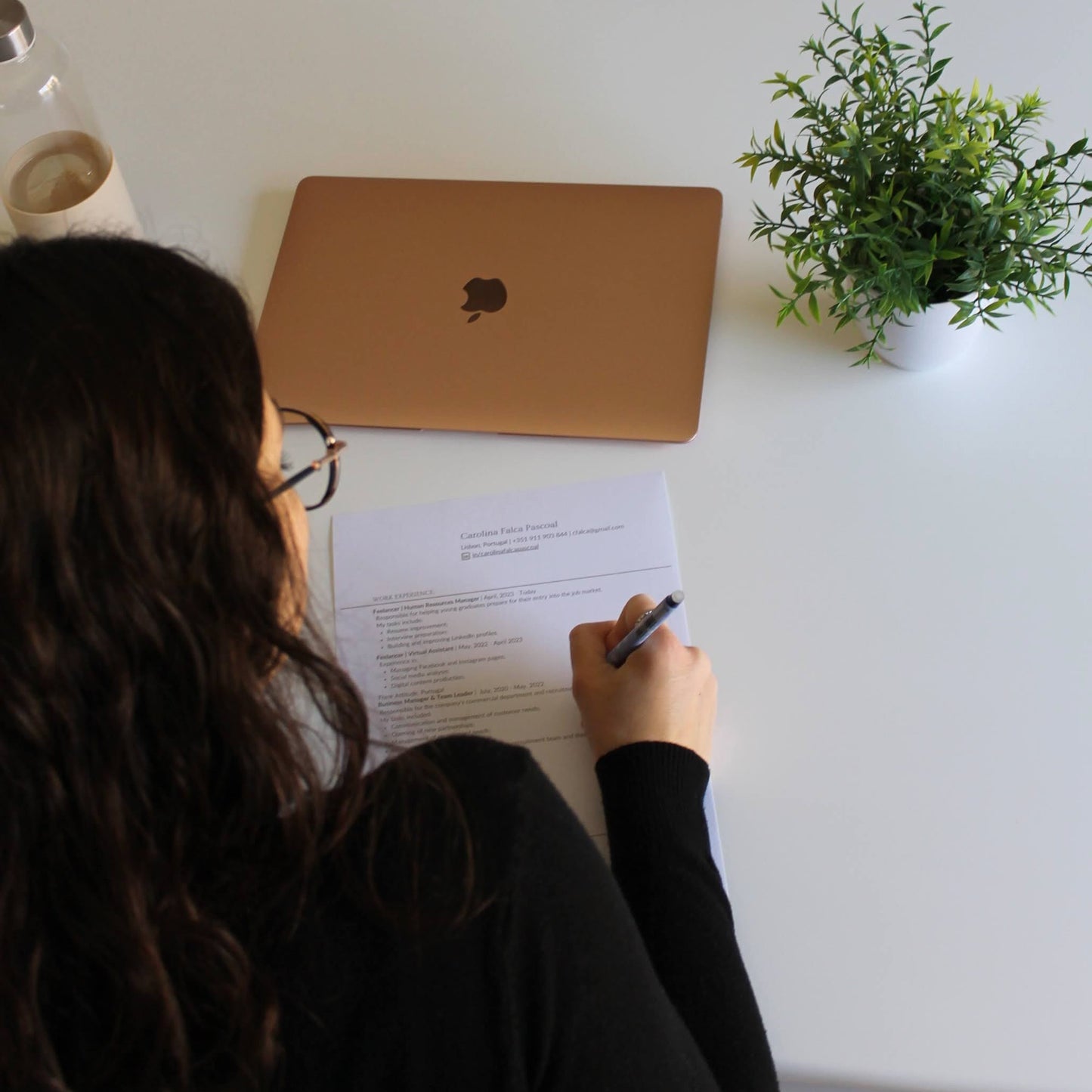 Sessão de Análise & Melhoria de Currículo
Nesta sessão personalizada, analiso o teu currículo em detalhe e explico:
• O que deves (e não deves) incluir no teu CV;
• A estrutura e ordem ideais para um CV eficaz;
• CV com ou sem fotografia? Quando é recomendado;
• Qual o tamanho ideal para o teu CV;
• Como abordar a Carta de Apresentação: anexar ou não ao CV?